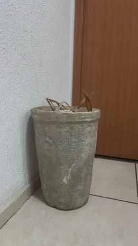 vaso com acabamento rústico que imita pedra natural