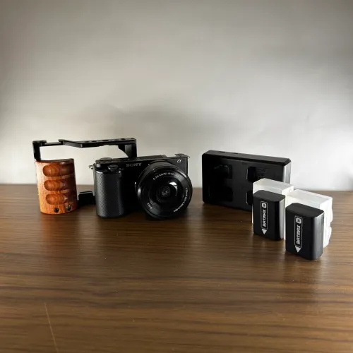 Kit Profissional Sony ZV-E10 + Lente 16-50mm + Cage com Grip + Baterias Extras