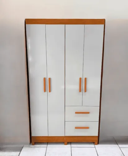 Guarda roupa estrela com 4 portas e 2 gavetas