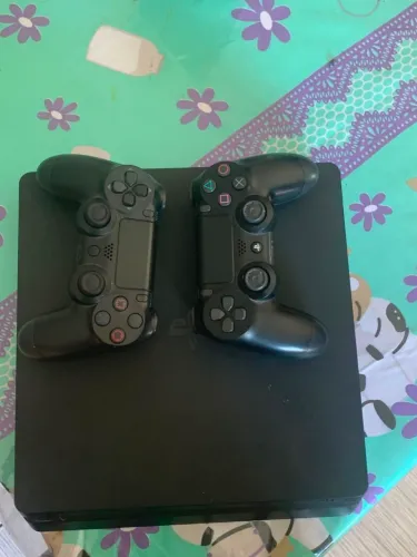 Ps4 slim 500g 2 controle 1 jogo