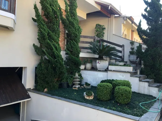 Sobrado com 4 dormitórios e piscina à venda no bairro de Vila Galvão, Guarulhos, SP