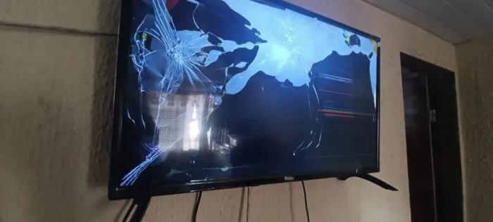 Tv Philco 32 polegadas tela estourada só tela ruim