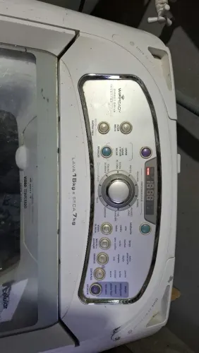 Máquina lava e seca.