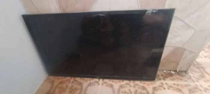 Tv 32' Samsung tela quebrada, com fonte e tomada 