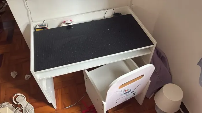 Mesa e cadeira para criancas realizar suas atividades, com