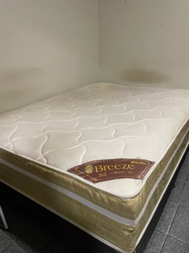 Vendo cama de casal usada box com marcas de uso