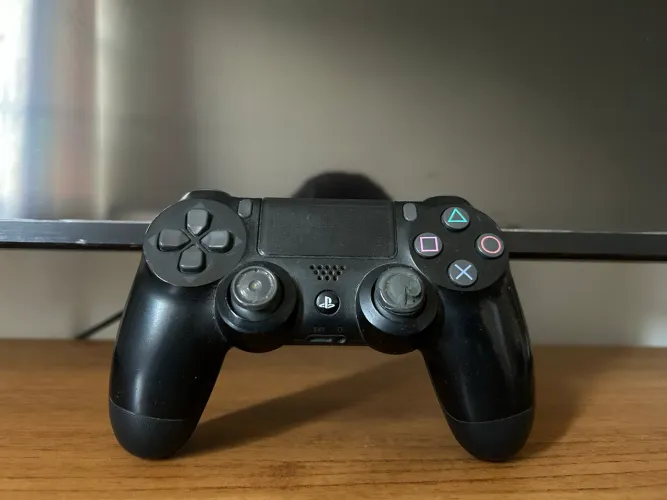 PS4 + 2 controles