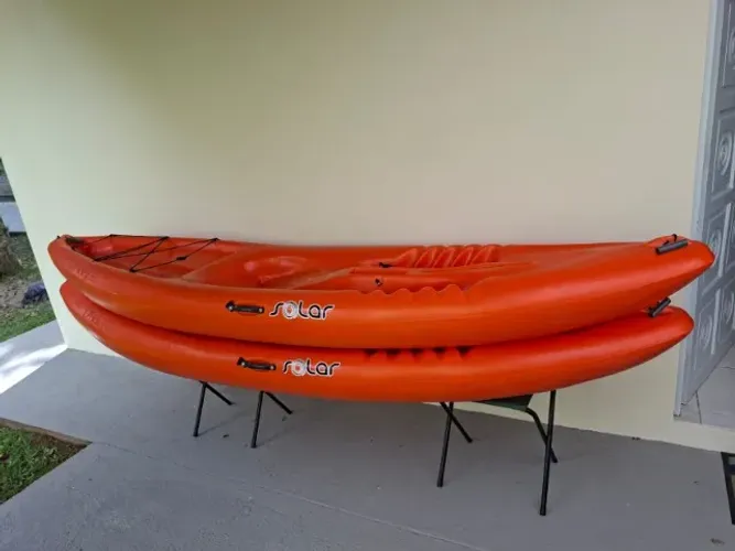 Vendo 2 Caiaques Modelo: SOLAR - acompanham os remos (pouquíssimo uso)
