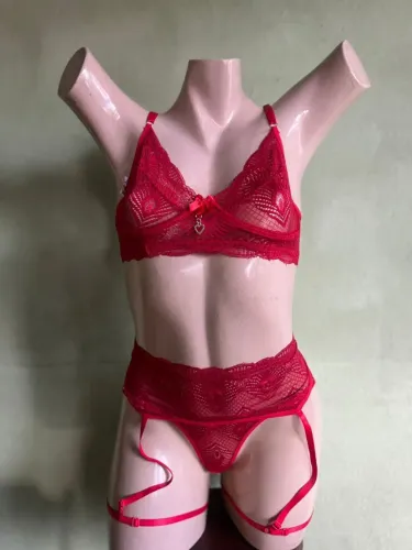 Lingerie vermelha rendada com cinta liga