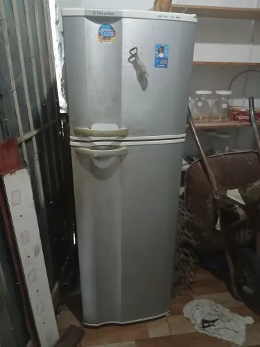 Vendo uma geladeira boa mais sem gela
