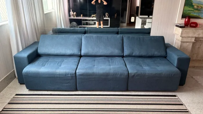 Sofá Cama retrátil de linho azul marinho mais 2 puffs de mesma cor e tecido de brinde