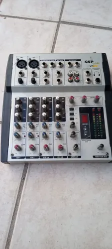 Vende-se mesa de som e amplificador