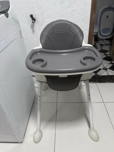 Cadeira de alimentação bem conservada