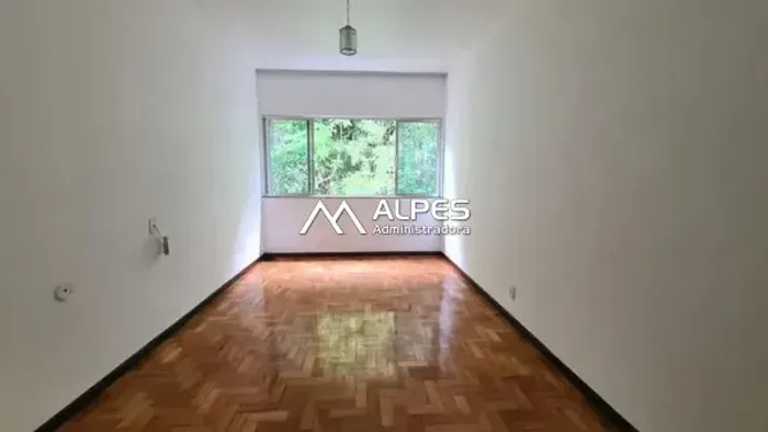 Apartamento muito próximo ao centro, 2 quartos com dependência, vista livre e com área ext