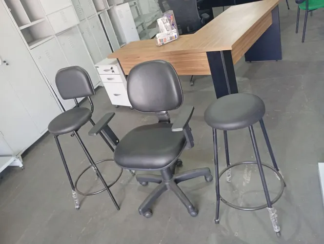 BANQUETAS ,CADEIRAS ,CAIXA ALTA E NA LOJA DE NOVOS CENTERACO ITAPUA *