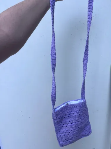 Bolsinha de crochê roxa