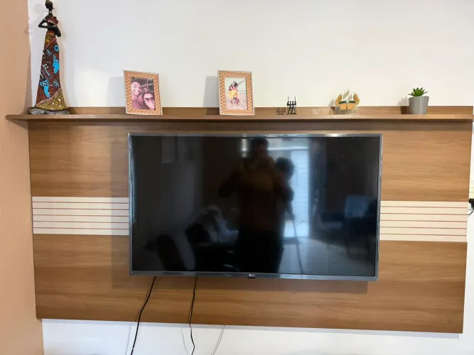 Painel de TV suspenso