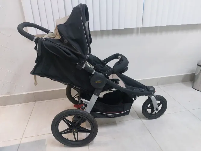 Carrinho de bebê Graco importado para pais esportistas.