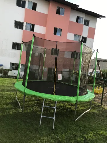 Alugo cama elástica média 