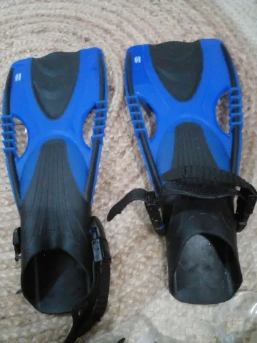 Vendo par de nadadeiras e oculos