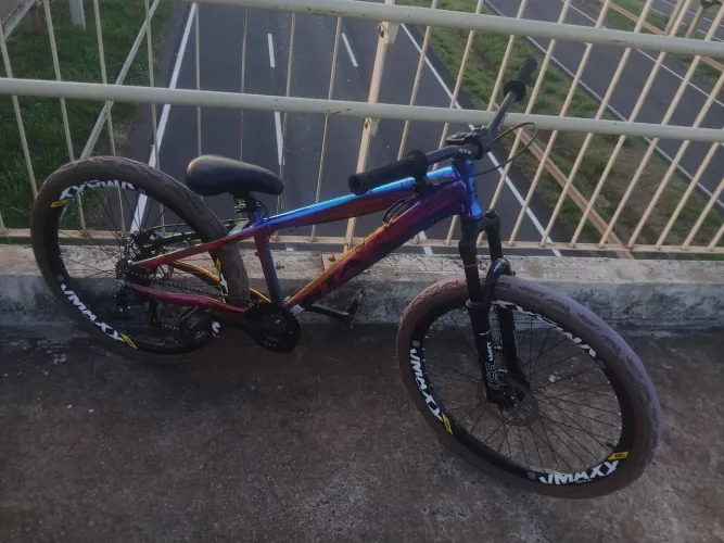 Vende-se bicicleta aro 26 com freio hidráulico e suspensão nova