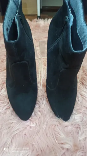 Botinha camurça preto <br>Da Beira Rio<br>Salto 3 cm<br>N° 38<br> <br>*SEMI NOVO*<br><br>R$ 35,00