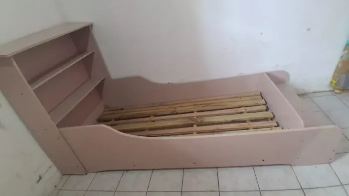 Cama Infantil (Mini Cama) Rosa com Prateleiras Integradas