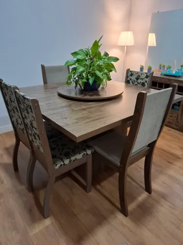 Mesa de jantar tampo giratório e aparador