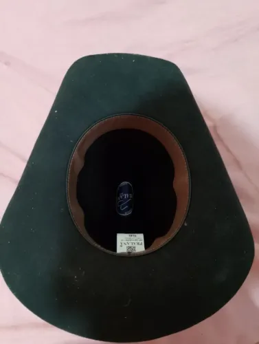 Elegante chapéu de feltro, perfeito para complementa