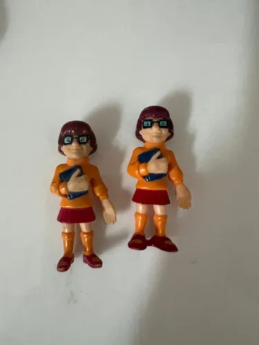 boneco colecionável da Velma Dinkley, a personagem i do desenho animado Scooby-Doo