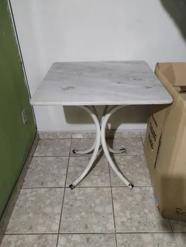 Mesa em bom estado.