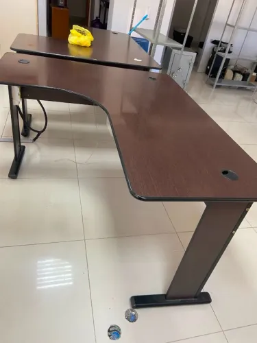 Mesa para escritório em L - Cor madeira escura