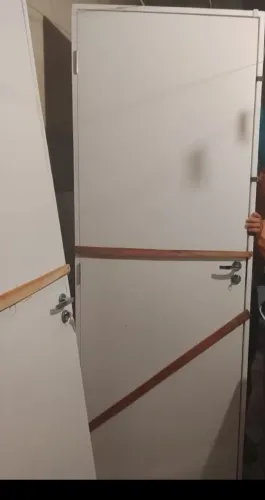 Porta de madeira com marco 