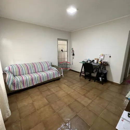 CASA NO B. NOVA GERTY/SCS - COM 02 DORMITÓRIOS, SALA, 04 VAGAS - NOS FUNDOS: 02 CASAS(SUPE