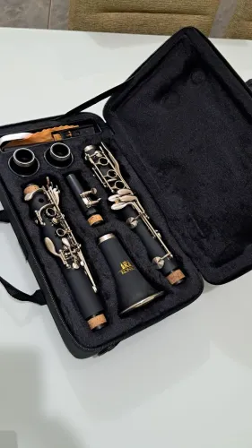 Clarinete em si bemol 17 chaves niqueladas.