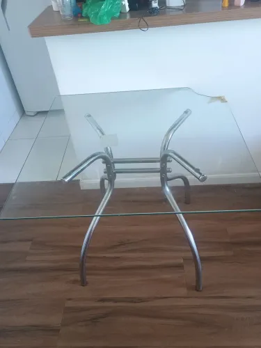 Mesa de vidro com quanto lugares , não acompanha cadeiras