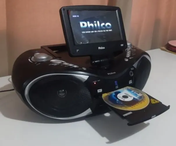 Rádio portátil Philco PB150, roda CD, DVD  e tem Bluetooth 