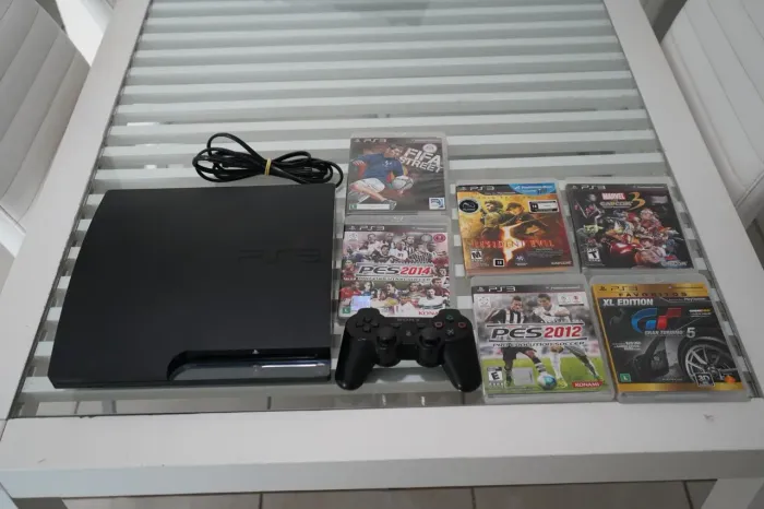 PS3 slim um controle com jogos incluídos