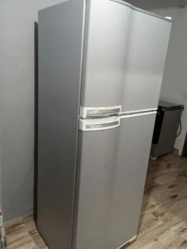 Envelopamento e protagem de geladeira fogão microondas papel de parede.