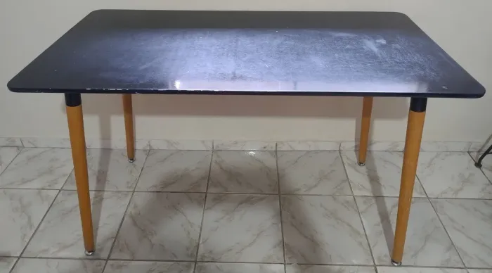 Vendo está mesa com estrutura firme...