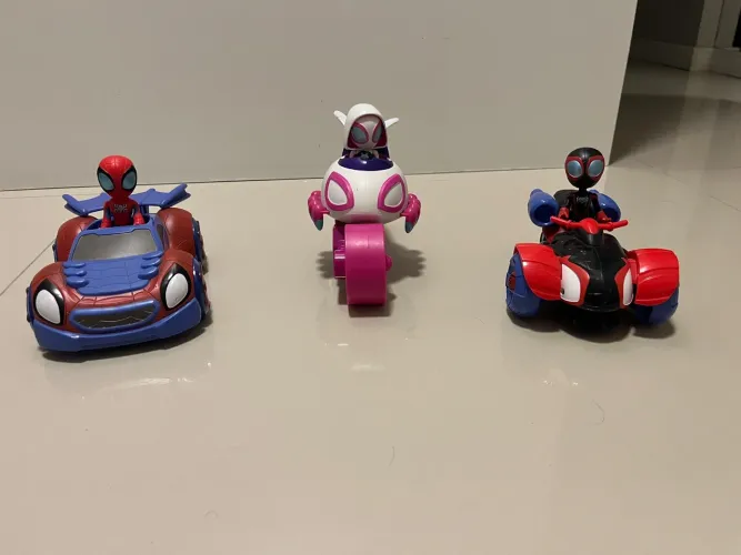 Kit com os 3 veículos e bonecos GRANDES