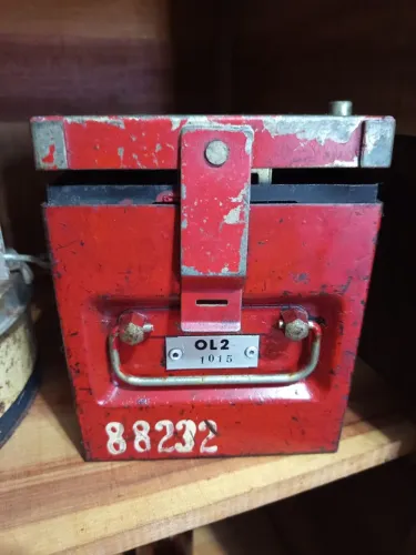 Cofre antigo, caixa de depósito vintage, vermelha desgastada com número de série.