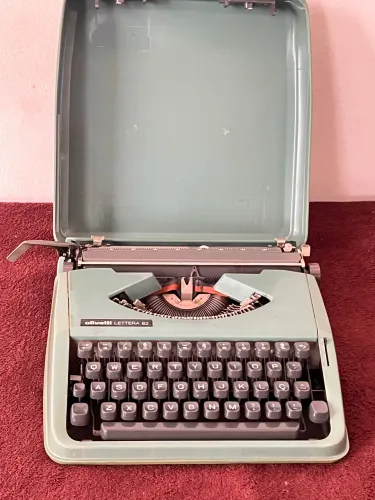 Máquina de escrever olivetti lettera 82