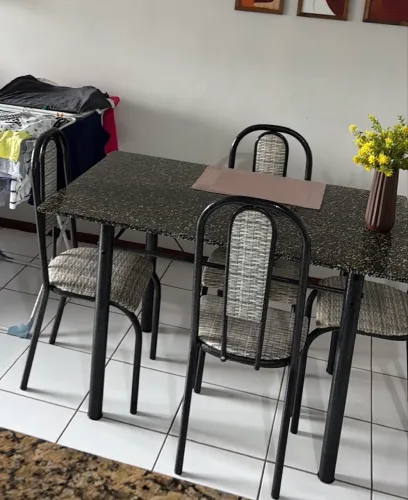 Vendo mesa com 4 cadeiras usada 