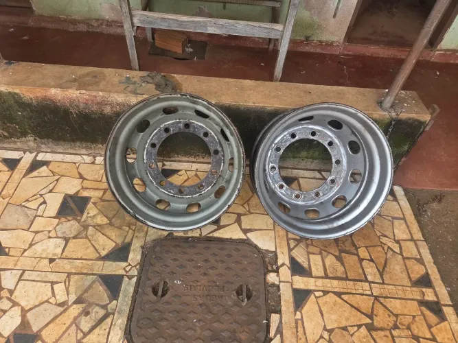 2 rodas 295. Valor 380 cada