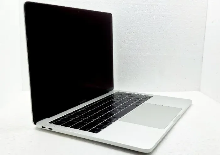 Macbook Pro 13 2017 - 2 Port Thunderbolt | 8 GB RAM | 250GB NVMe | Teclado em ótimo estado