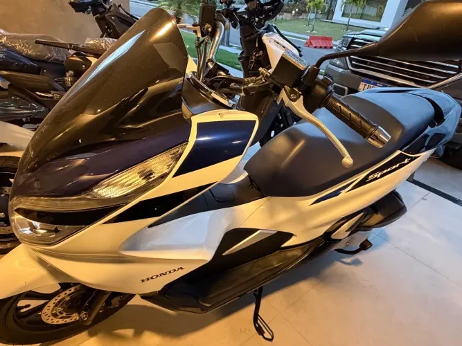 Vendo Honda PCX 160, moto extremamente econômica, confortável e muito nova.