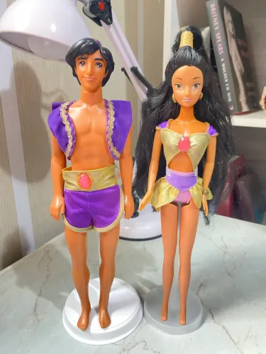 Boneco Aladdin e boneca Jasmine praia