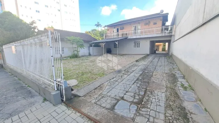 Vende-se Casa de 445,95 m2 com Terreno de 636,00 m2 com 3 moradias