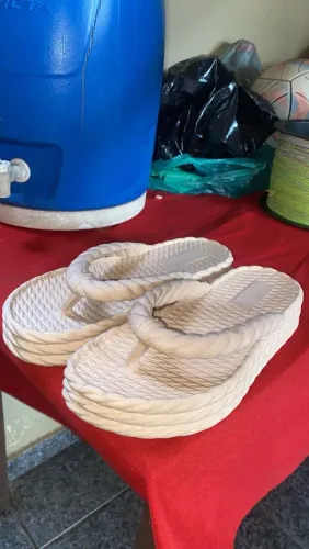 Vende sandália nuvem nova